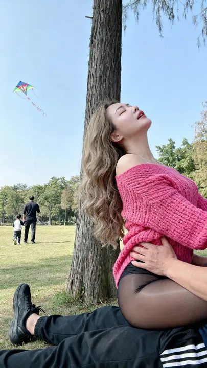 一位28岁轻熟韵味女子于画面右下边缘近景处伸出半身局部，(1)